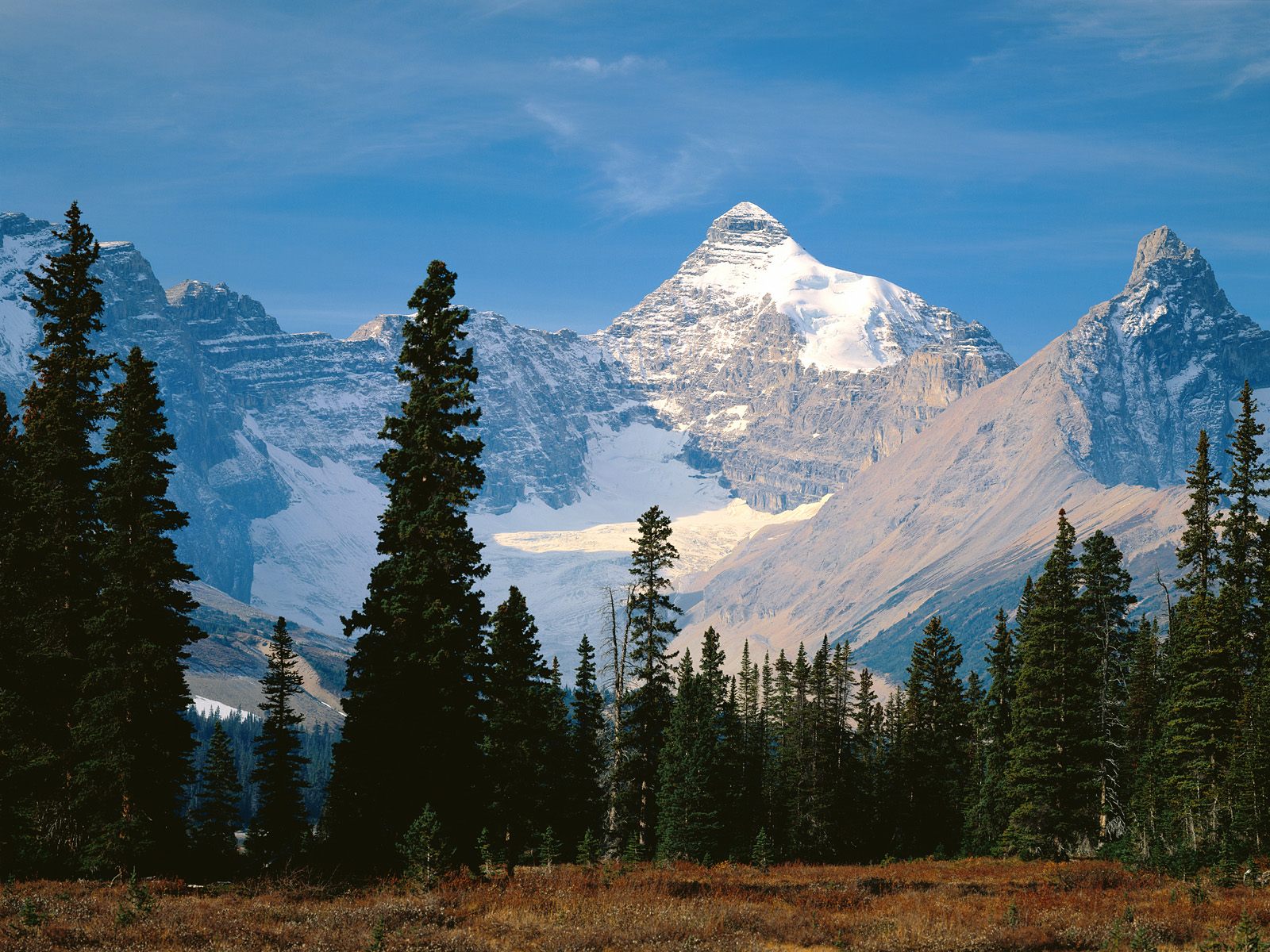 The mountains in are beautiful. Гора Логан в Канаде. Лукейния гора. Национальный парк Джаспер. Горные вершины Альпы.